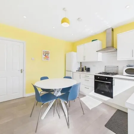 Wkly Disc Contractors Nhs 6Pp Off Road Parking Wifi Great Location Holiday home Leeds (West Yorkshire)