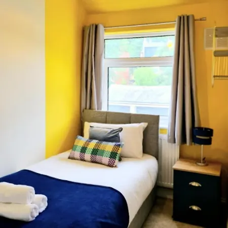Holiday home Wkly Disc Contractors Nhs 6Pp Off Road Parking Wifi Great Location Leeds (West Yorkshire)